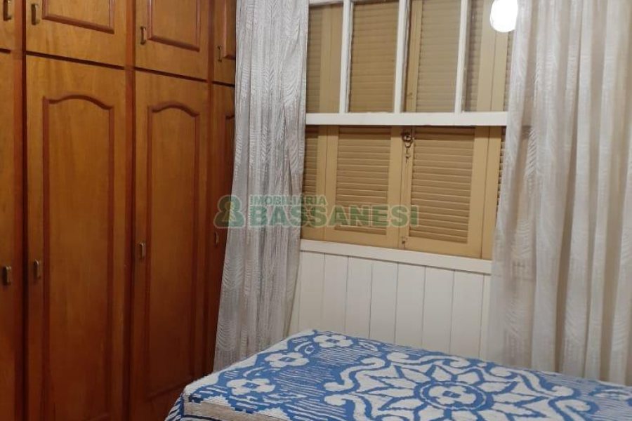Casa com 340m², 3 dormitórios, 1 vaga, no bairro Centro em Caxias do Sul para Comprar