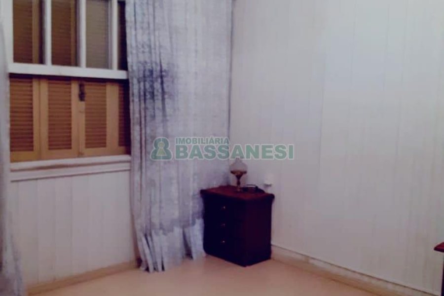 Casa com 340m², 3 dormitórios, 1 vaga, no bairro Centro em Caxias do Sul para Comprar