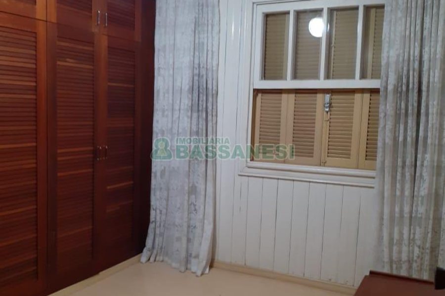 Casa com 340m², 3 dormitórios, 1 vaga, no bairro Centro em Caxias do Sul para Comprar