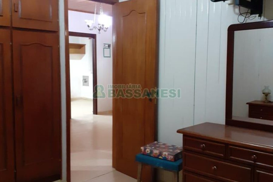 Casa com 340m², 3 dormitórios, 1 vaga, no bairro Centro em Caxias do Sul para Comprar