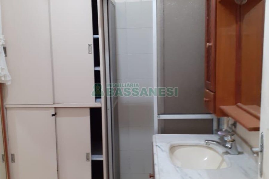 Casa com 340m², 3 dormitórios, 1 vaga, no bairro Centro em Caxias do Sul para Comprar