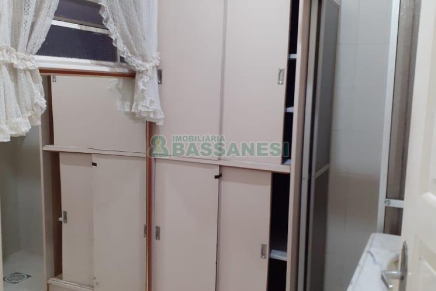 Casa com 340m², 3 dormitórios, 1 vaga, no bairro Centro em Caxias do Sul para Comprar