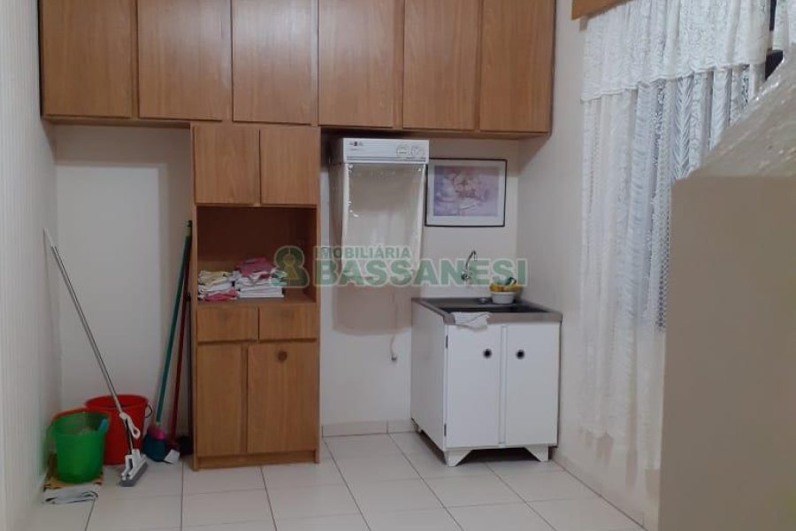 Casa com 340m², 3 dormitórios, 1 vaga, no bairro Centro em Caxias do Sul para Comprar