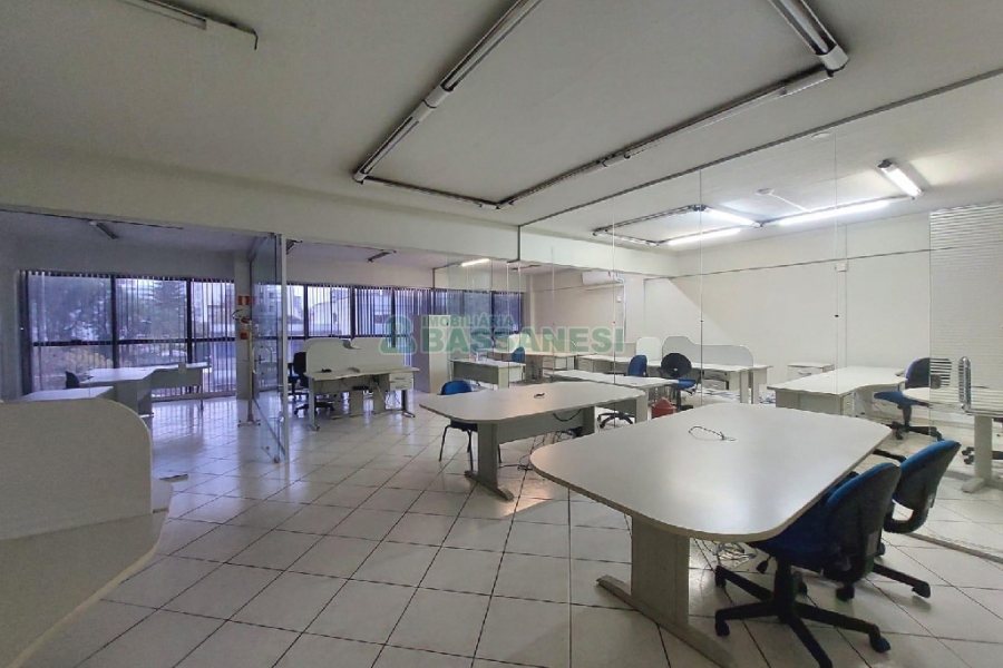 Sala Mobiliada com 250m², 2 vagas, no bairro Pio X em Caxias do Sul para Alugar
