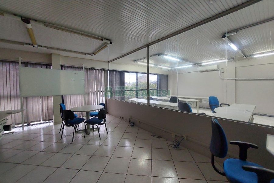 Sala Mobiliada com 190m², 2 vagas, no bairro Pio X em Caxias do Sul para Alugar