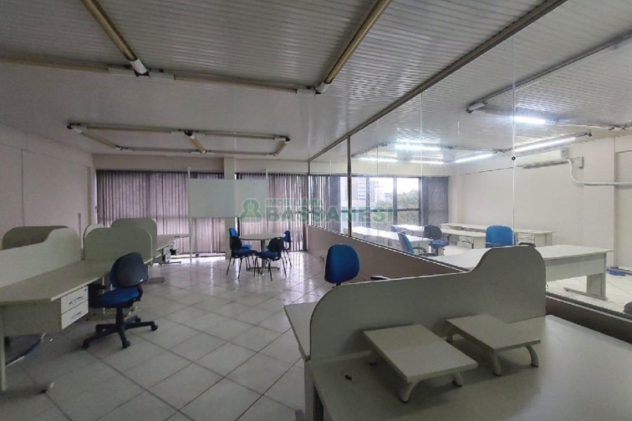 Sala Mobiliada com 190m², 2 vagas, no bairro Pio X em Caxias do Sul para Alugar