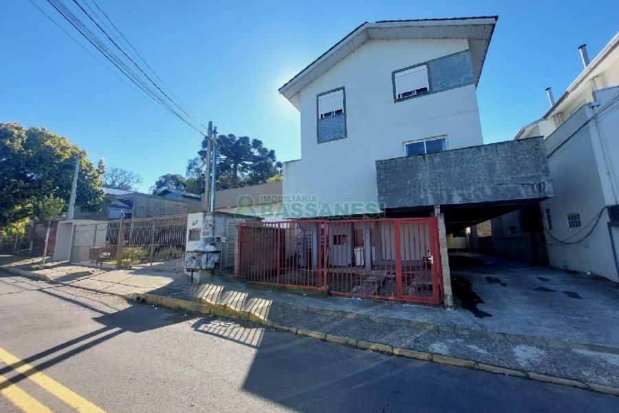 Sobrado Mobiliado com 70m², 2 dormitórios, 1 vaga, no bairro São Caetano em Caxias do Sul para Alugar