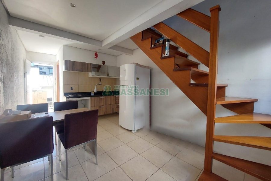 Sobrado Mobiliado com 70m², 2 dormitórios, 1 vaga, no bairro São Caetano em Caxias do Sul para Alugar