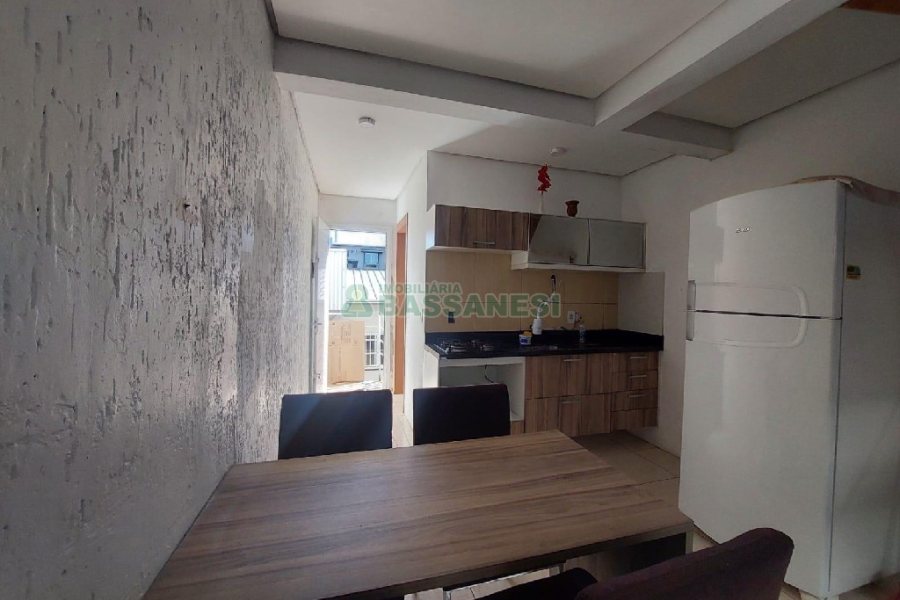 Sobrado Mobiliado com 70m², 2 dormitórios, 1 vaga, no bairro São Caetano em Caxias do Sul para Alugar