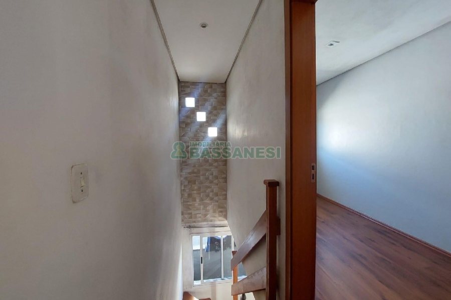 Sobrado Mobiliado com 70m², 2 dormitórios, 1 vaga, no bairro São Caetano em Caxias do Sul para Alugar