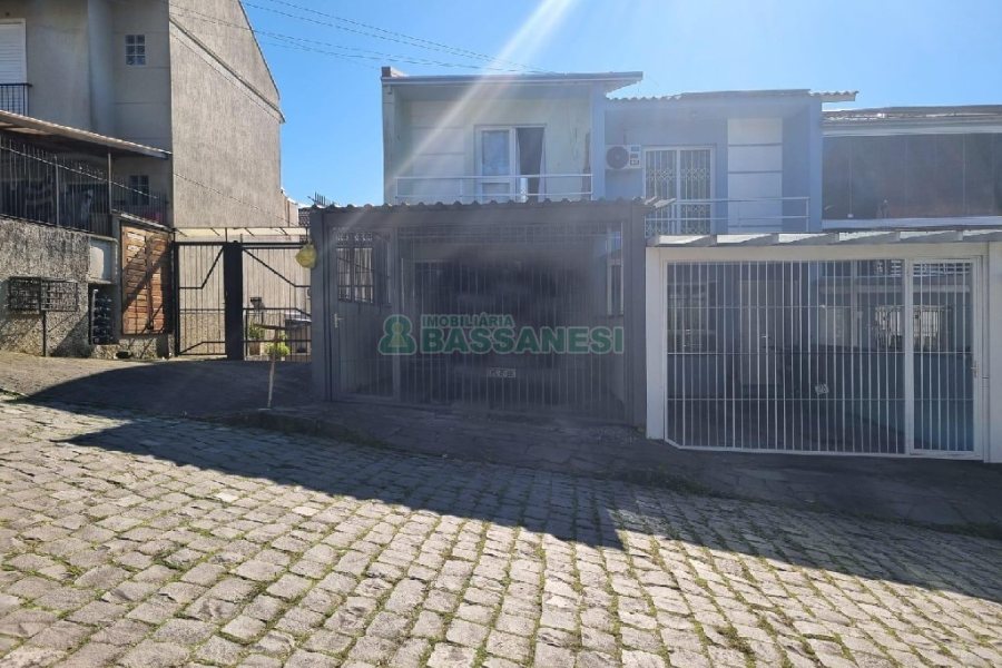 Sobrado com 71m², 2 dormitórios, 500 vagas, no bairro Salgado Filho em Caxias do Sul para Comprar