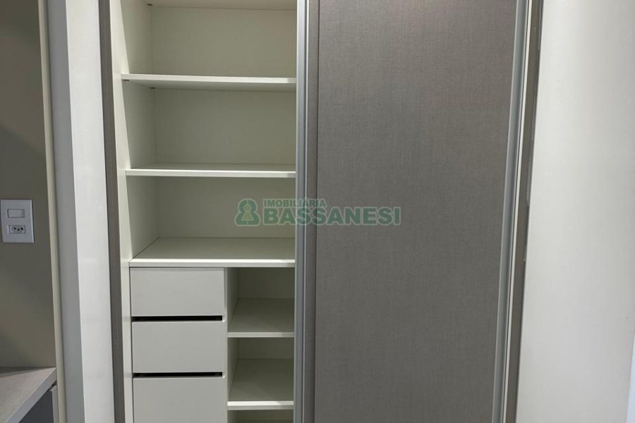 Kitinete com 41m², 1 dormitório, 1 vaga, no bairro Lourdes em Caxias do Sul para Comprar