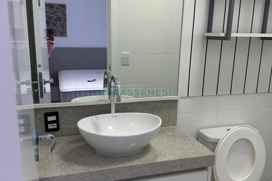 Kitinete com 41m², 1 dormitório, 1 vaga, no bairro Lourdes em Caxias do Sul para Comprar