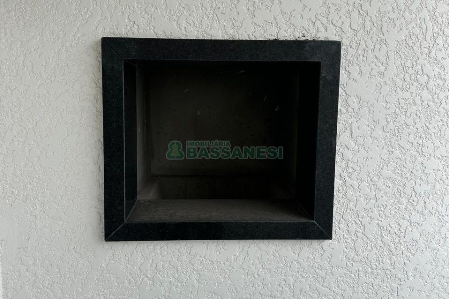 Kitinete com 41m², 1 dormitório, 1 vaga, no bairro Lourdes em Caxias do Sul para Comprar