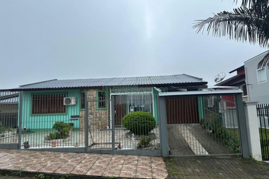 Casa com 110m², 2 dormitórios, 2 vagas, no bairro Santa Lúcia em Caxias do Sul para Comprar