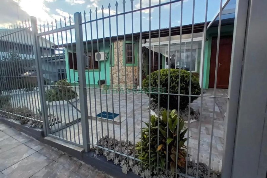 Casa com 110m², 2 dormitórios, 2 vagas, no bairro Santa Lúcia em Caxias do Sul para Comprar