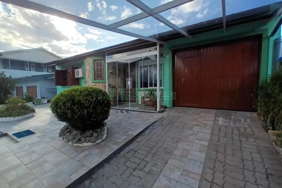 Casa com 110m², 2 dormitórios, 2 vagas, no bairro Santa Lúcia em Caxias do Sul para Comprar