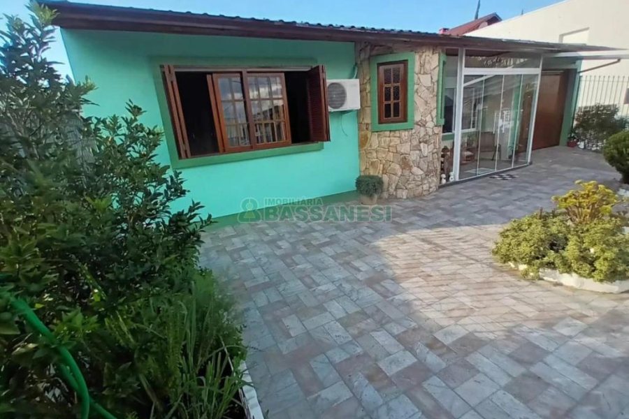 Casa com 110m², 2 dormitórios, 2 vagas, no bairro Santa Lúcia em Caxias do Sul para Comprar