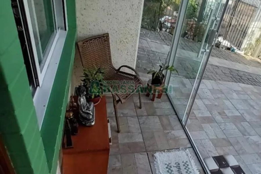 Casa com 110m², 2 dormitórios, 2 vagas, no bairro Santa Lúcia em Caxias do Sul para Comprar