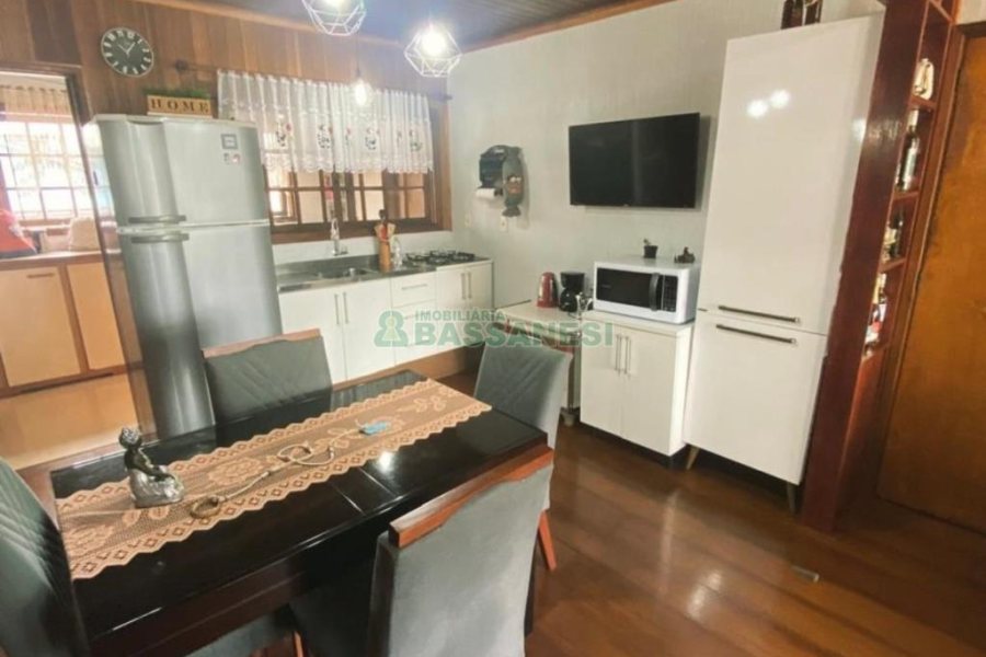 Casa com 110m², 2 dormitórios, 2 vagas, no bairro Santa Lúcia em Caxias do Sul para Comprar
