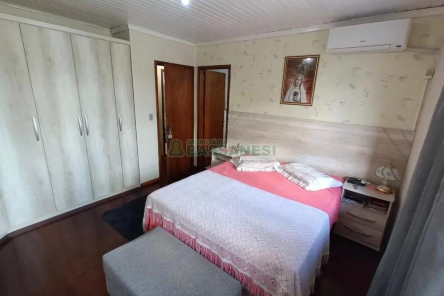 Casa com 110m², 2 dormitórios, 2 vagas, no bairro Santa Lúcia em Caxias do Sul para Comprar