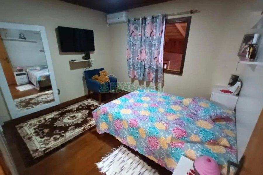Casa com 110m², 2 dormitórios, 2 vagas, no bairro Santa Lúcia em Caxias do Sul para Comprar