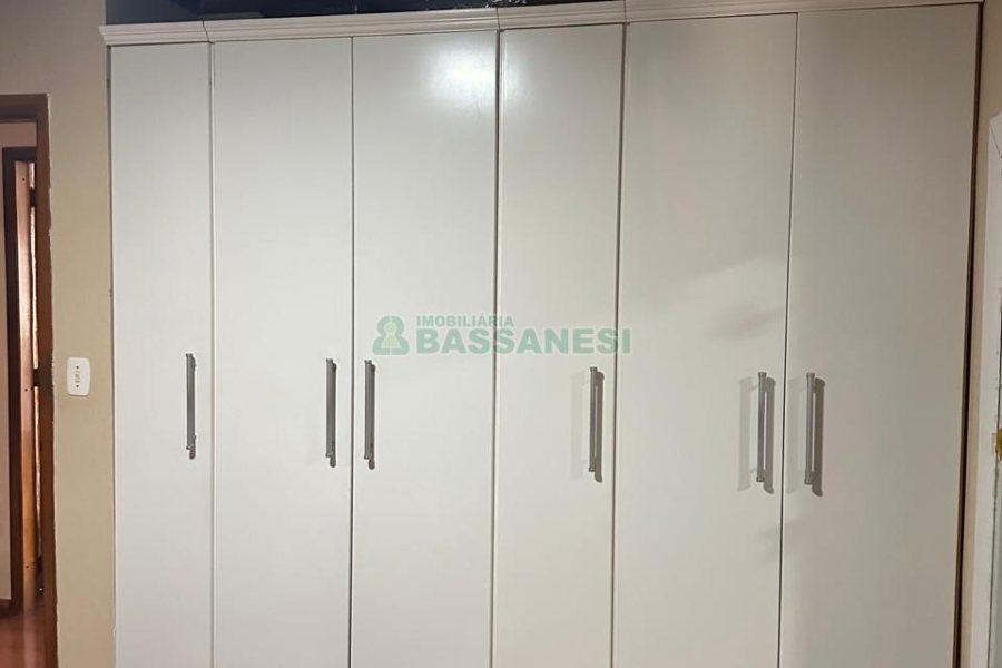 Casa com 110m², 2 dormitórios, 2 vagas, no bairro Santa Lúcia em Caxias do Sul para Comprar