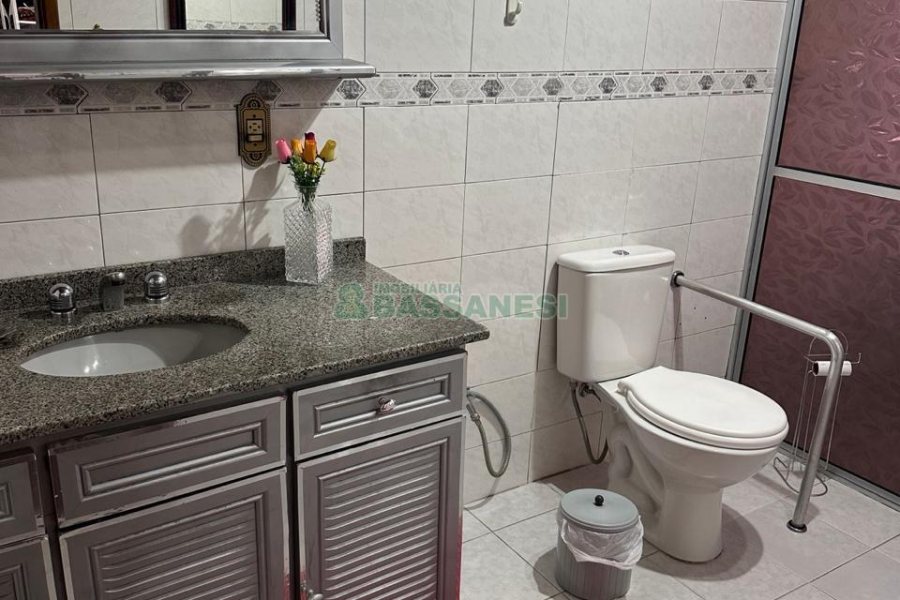 Casa com 110m², 2 dormitórios, 2 vagas, no bairro Santa Lúcia em Caxias do Sul para Comprar