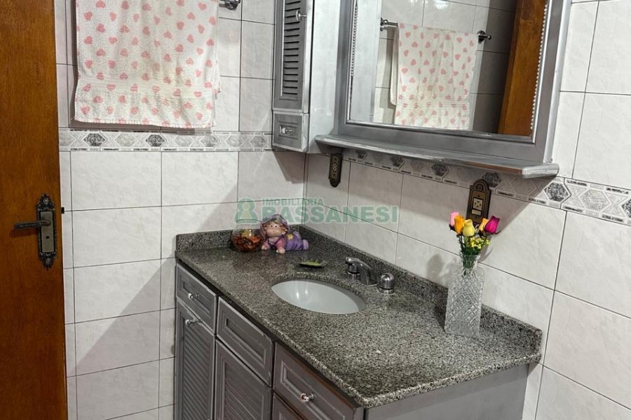 Casa com 110m², 2 dormitórios, 2 vagas, no bairro Santa Lúcia em Caxias do Sul para Comprar