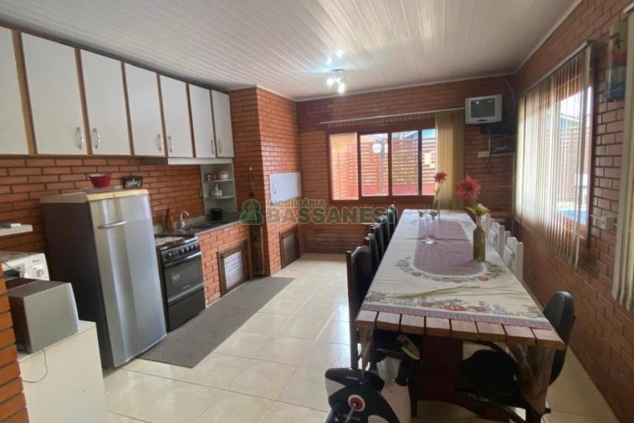 Casa com 110m², 2 dormitórios, 2 vagas, no bairro Santa Lúcia em Caxias do Sul para Comprar