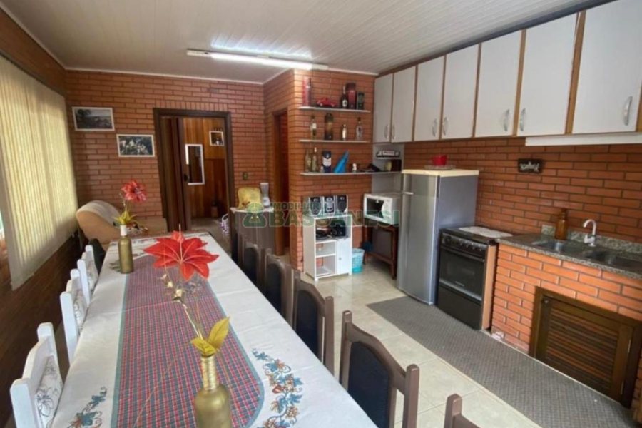 Casa com 110m², 2 dormitórios, 2 vagas, no bairro Santa Lúcia em Caxias do Sul para Comprar