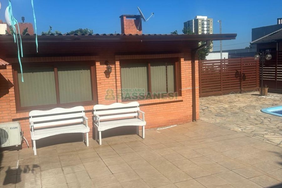 Casa com 110m², 2 dormitórios, 2 vagas, no bairro Santa Lúcia em Caxias do Sul para Comprar