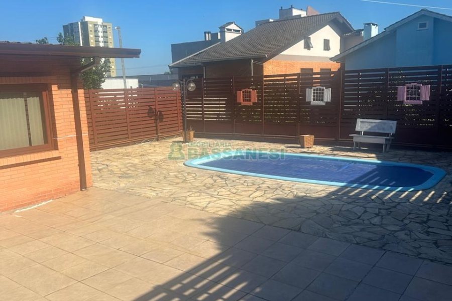 Casa com 110m², 2 dormitórios, 2 vagas, no bairro Santa Lúcia em Caxias do Sul para Comprar