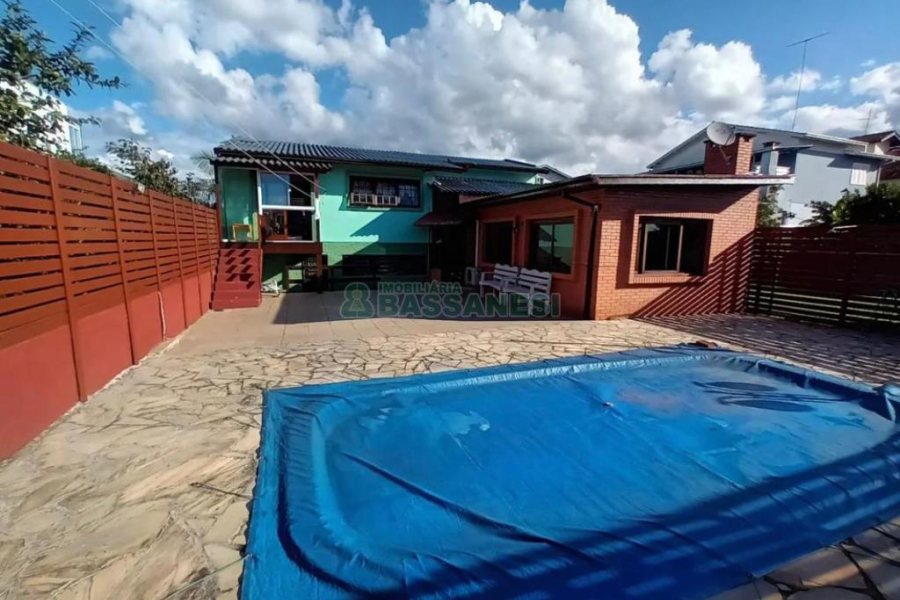 Casa com 110m², 2 dormitórios, 2 vagas, no bairro Santa Lúcia em Caxias do Sul para Comprar