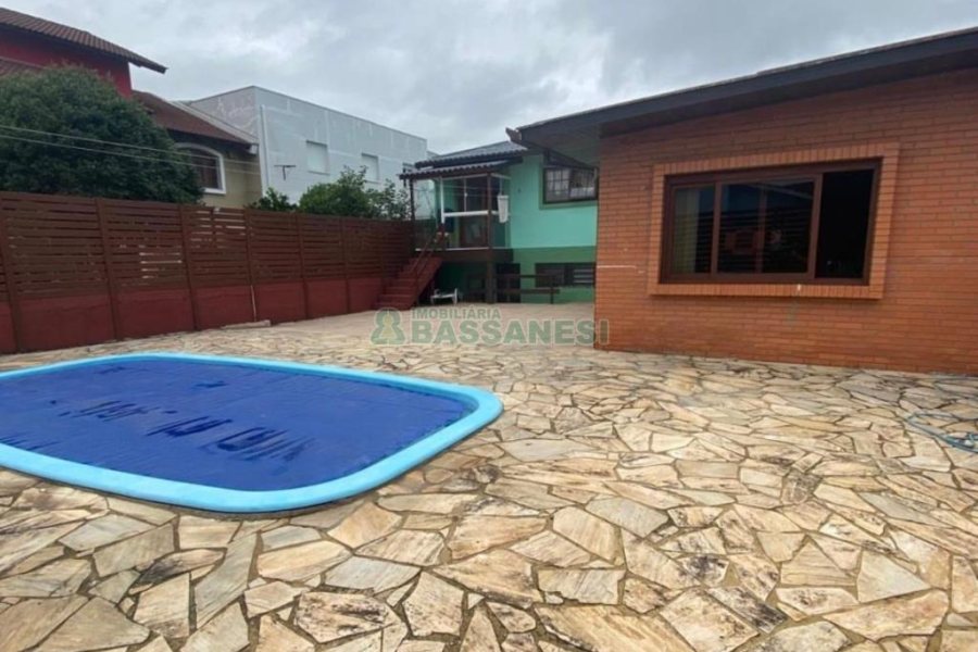 Casa com 110m², 2 dormitórios, 2 vagas, no bairro Santa Lúcia em Caxias do Sul para Comprar