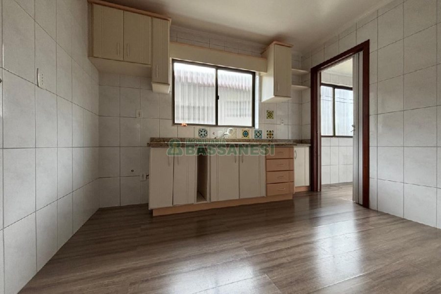 Apartamento com 80m², 3 dormitórios, 2 vagas, no bairro Petrópolis em Caxias do Sul para Alugar