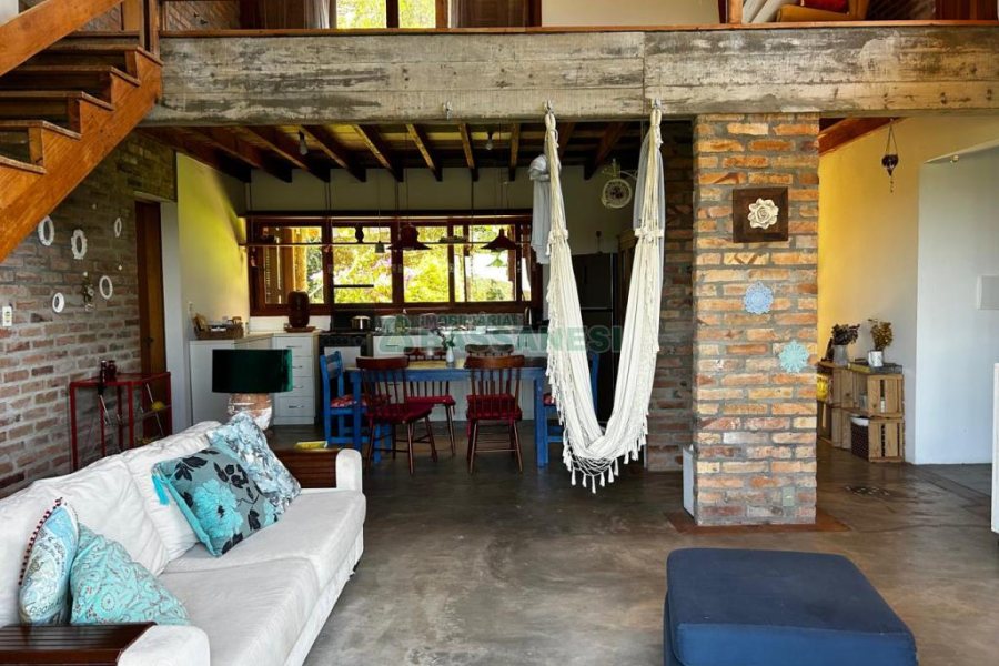 Chácara com 1600m², 3 dormitórios, no bairro 3 Legua em Caxias do Sul para Comprar