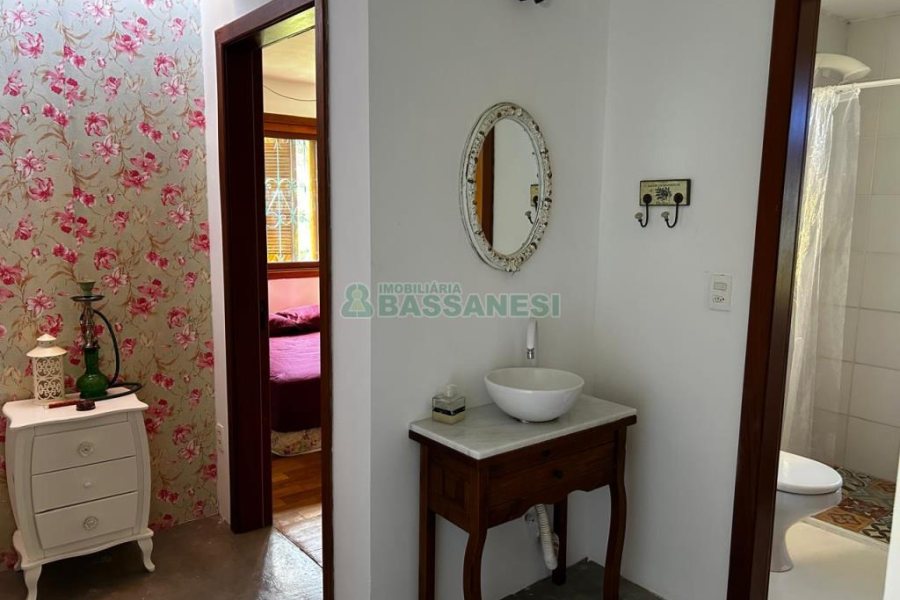 Chácara com 1600m², 3 dormitórios, no bairro 3 Legua em Caxias do Sul para Comprar