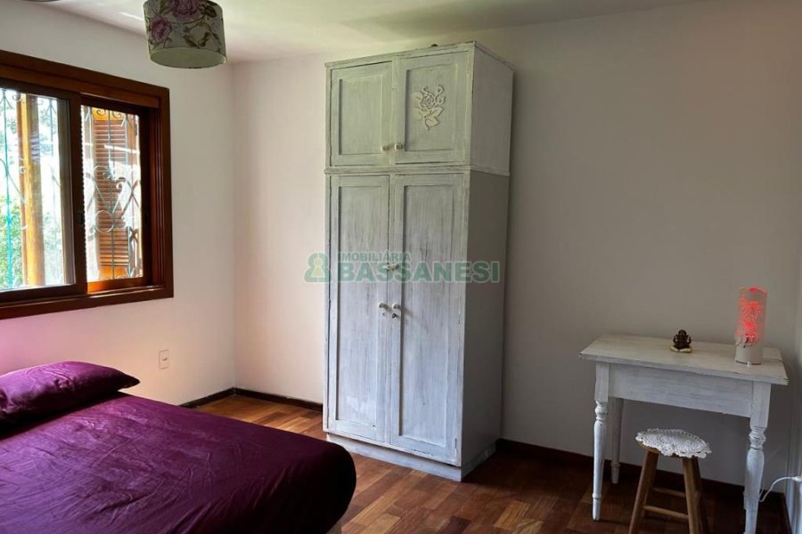 Chácara com 1600m², 3 dormitórios, no bairro 3 Legua em Caxias do Sul para Comprar