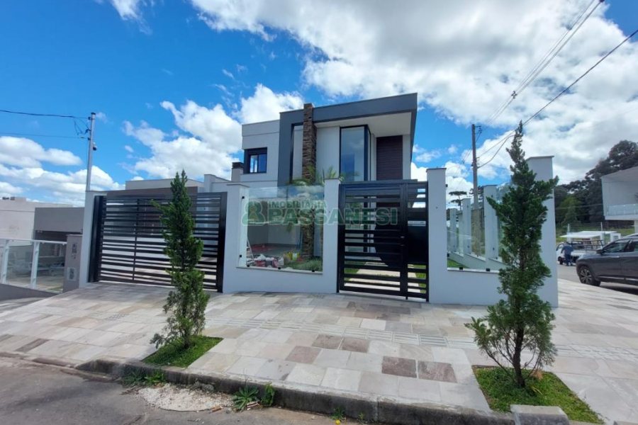 Casa com 228m², 3 dormitórios, 2 vagas, no bairro Nossa Senhora da Saúde em Caxias do Sul para Comprar