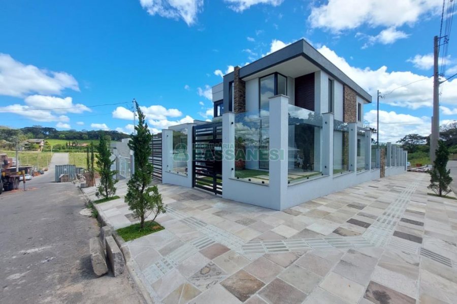 Casa com 228m², 3 dormitórios, 2 vagas, no bairro Nossa Senhora da Saúde em Caxias do Sul para Comprar