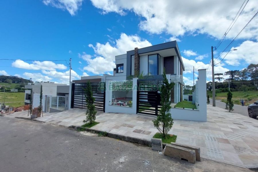 Casa com 228m², 3 dormitórios, 2 vagas, no bairro Nossa Senhora da Saúde em Caxias do Sul para Comprar