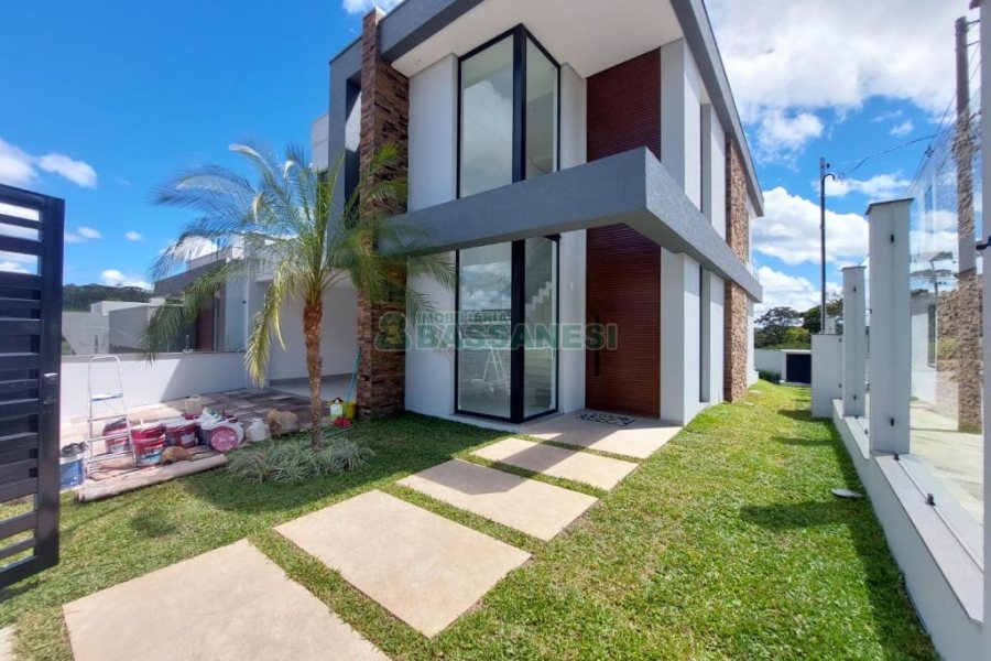 Casa com 228m², 3 dormitórios, 2 vagas, no bairro Nossa Senhora da Saúde em Caxias do Sul para Comprar