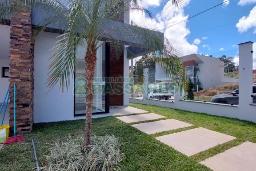 Casa com 228m², 3 dormitórios, 2 vagas, no bairro Nossa Senhora da Saúde em Caxias do Sul para Comprar