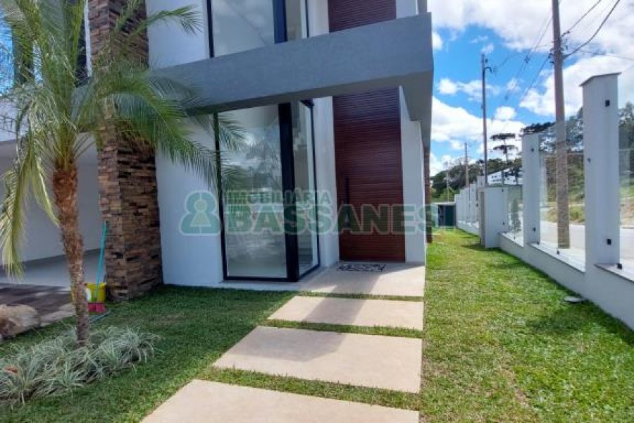 Casa com 228m², 3 dormitórios, 2 vagas, no bairro Nossa Senhora da Saúde em Caxias do Sul para Comprar