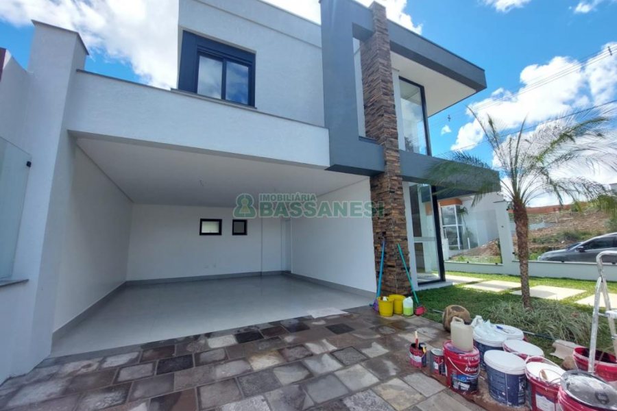 Casa com 228m², 3 dormitórios, 2 vagas, no bairro Nossa Senhora da Saúde em Caxias do Sul para Comprar