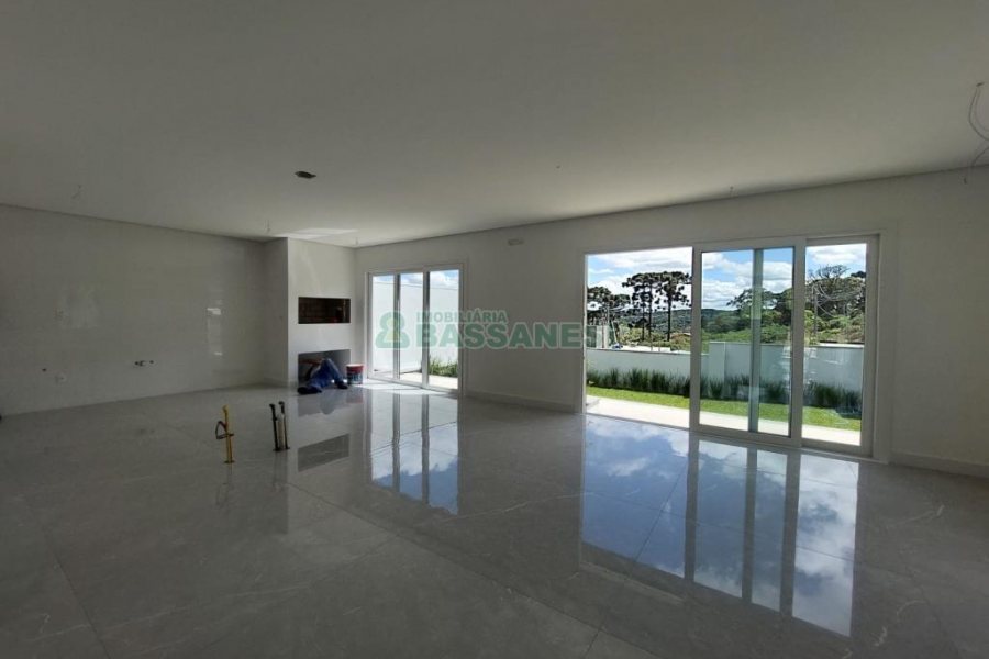 Casa com 228m², 3 dormitórios, 2 vagas, no bairro Nossa Senhora da Saúde em Caxias do Sul para Comprar