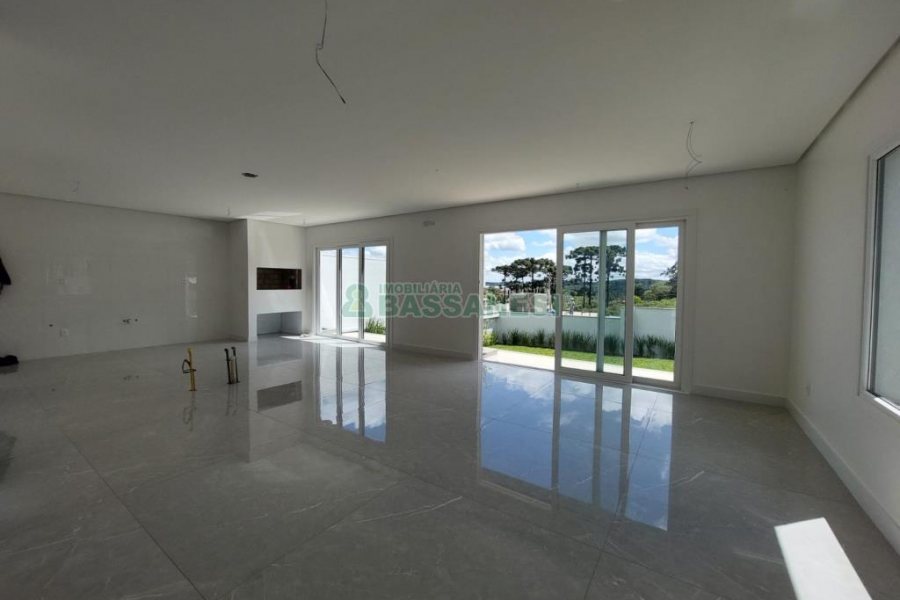 Casa com 228m², 3 dormitórios, 2 vagas, no bairro Nossa Senhora da Saúde em Caxias do Sul para Comprar
