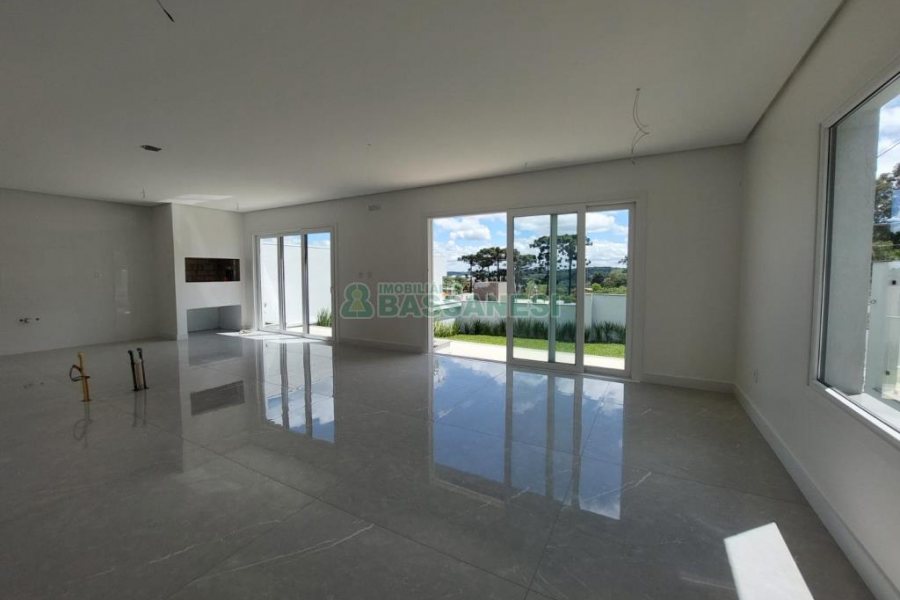 Casa com 228m², 3 dormitórios, 2 vagas, no bairro Nossa Senhora da Saúde em Caxias do Sul para Comprar