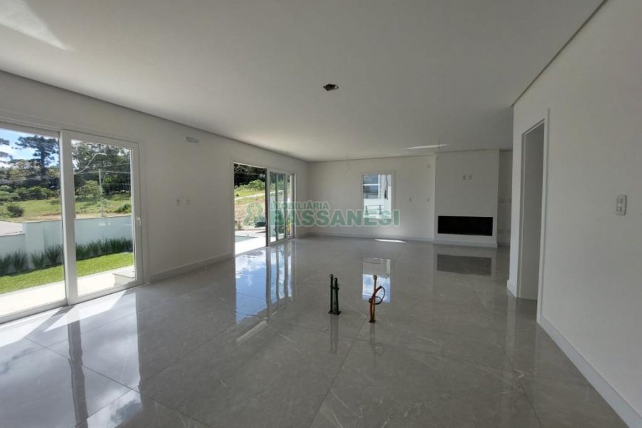 Casa com 228m², 3 dormitórios, 2 vagas, no bairro Nossa Senhora da Saúde em Caxias do Sul para Comprar